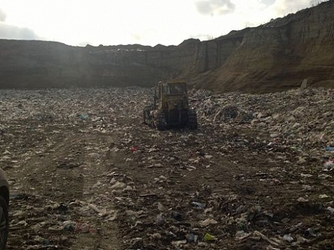 «Чистый город» оштрафовали на 134 млн за забитый мусором карьер и обязали вывести отходы					     title=