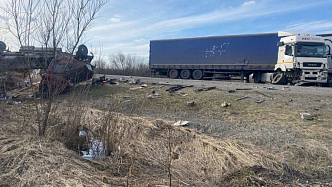 Три взрослых и два ребенка пострадали в массовой аварии с участием четырёх грузовиков и двух легковушек в Красноярском крае