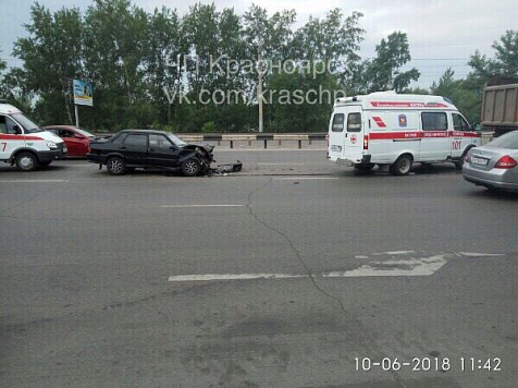 На Октябрьском мосту невнимательный водитель Lada врезался в КамАЗ (фото)					     title=
