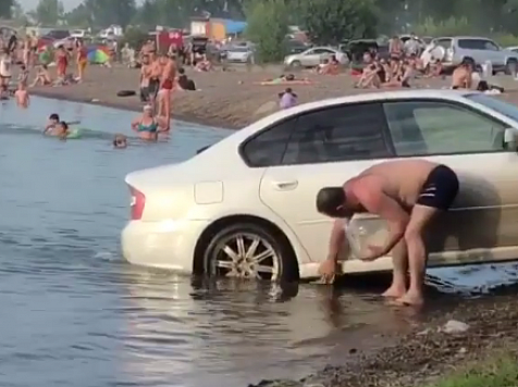 Автовладелец заехал в озеро с детьми на Песчанке, чтобы помыть машину (видео)					     title=