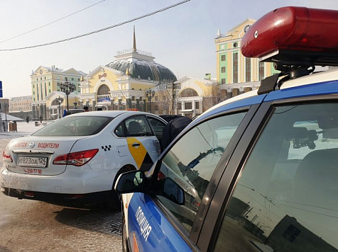 Десятки нарушений таксистов на вокзалах нашли инспекторы за два часа. Фото: 24.mvd.ru