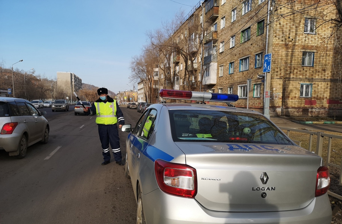 В Красноярске ДПС начала облаву на водителей с тонировкой 