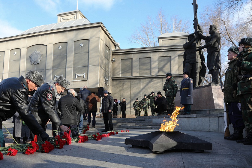 В Красноярске почтили память защитников Отечества салютом и торжественным маршем