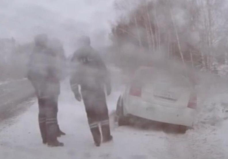 В Красноярском крае сотрудники ДПС помогли водителю на дороге