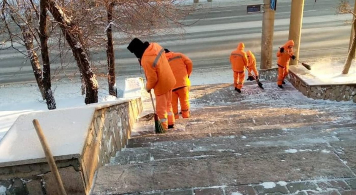 Мэр Красноярска призвал дорожников тщательнее убирать дороги и тротуары