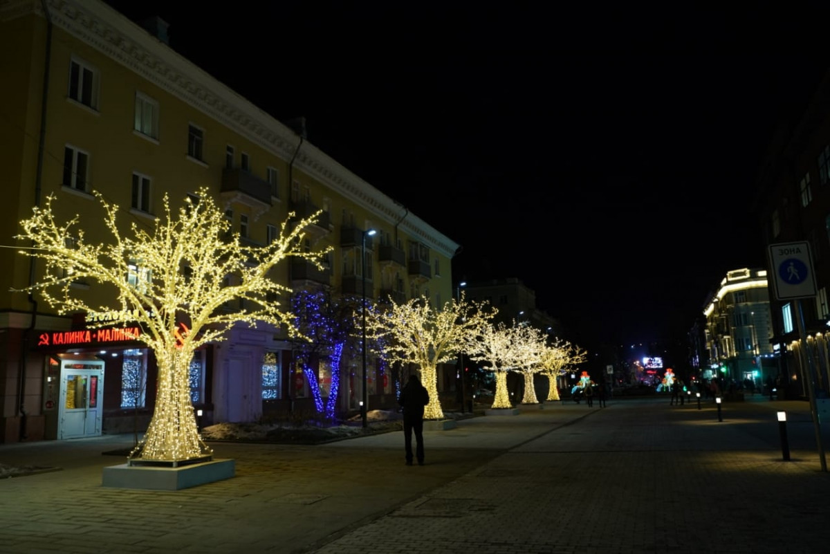 С улиц Красноярска убирают световые деревья
