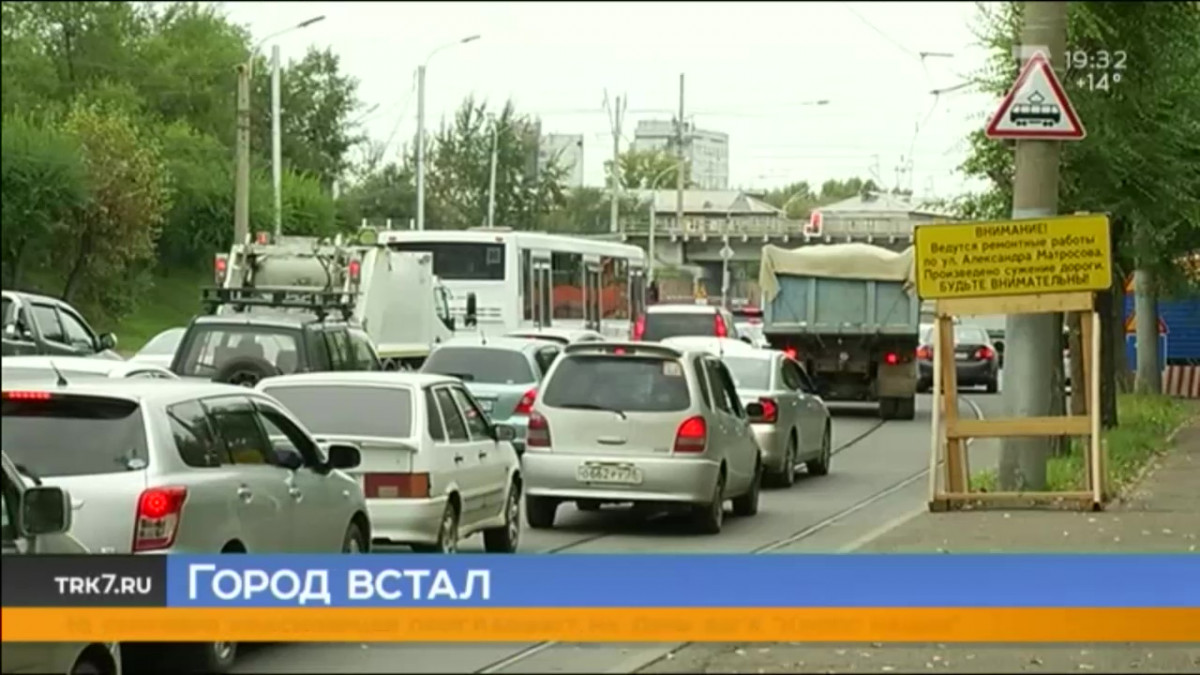 В Красноярск вернулись сезонные автомобильные пробки