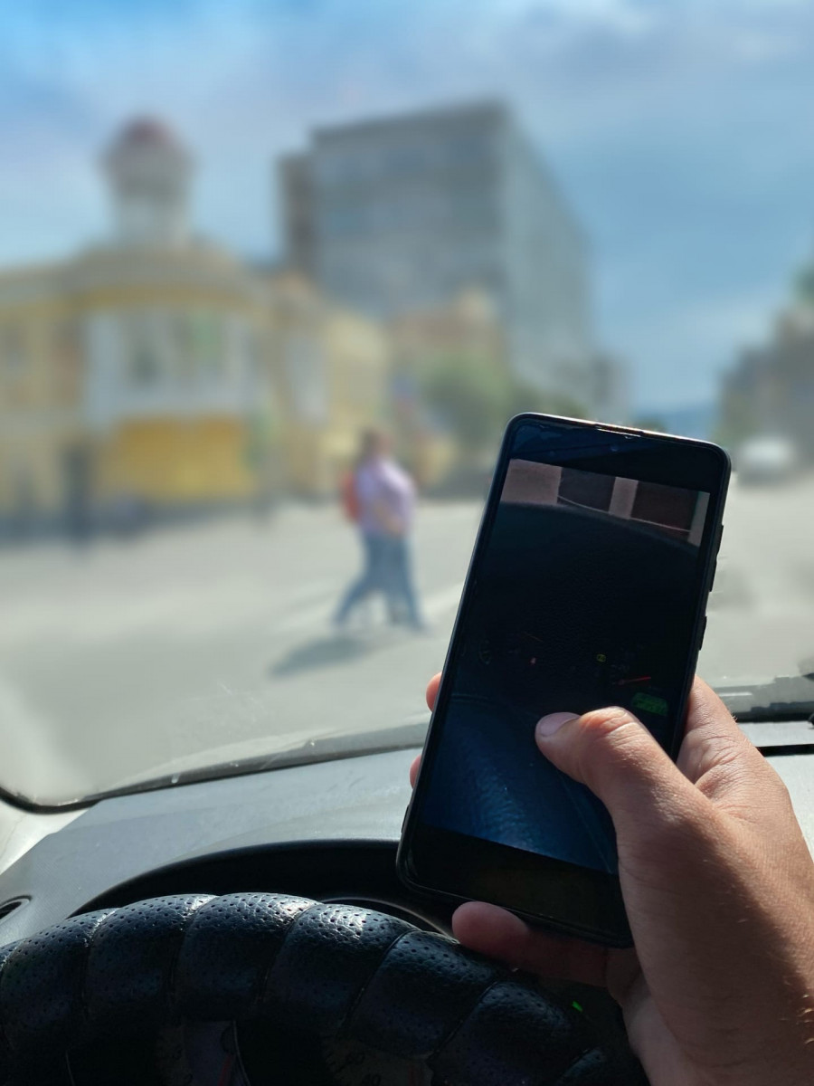 В августе в Красноярске оштрафовали уже 200 водителей с телефоном за рулём