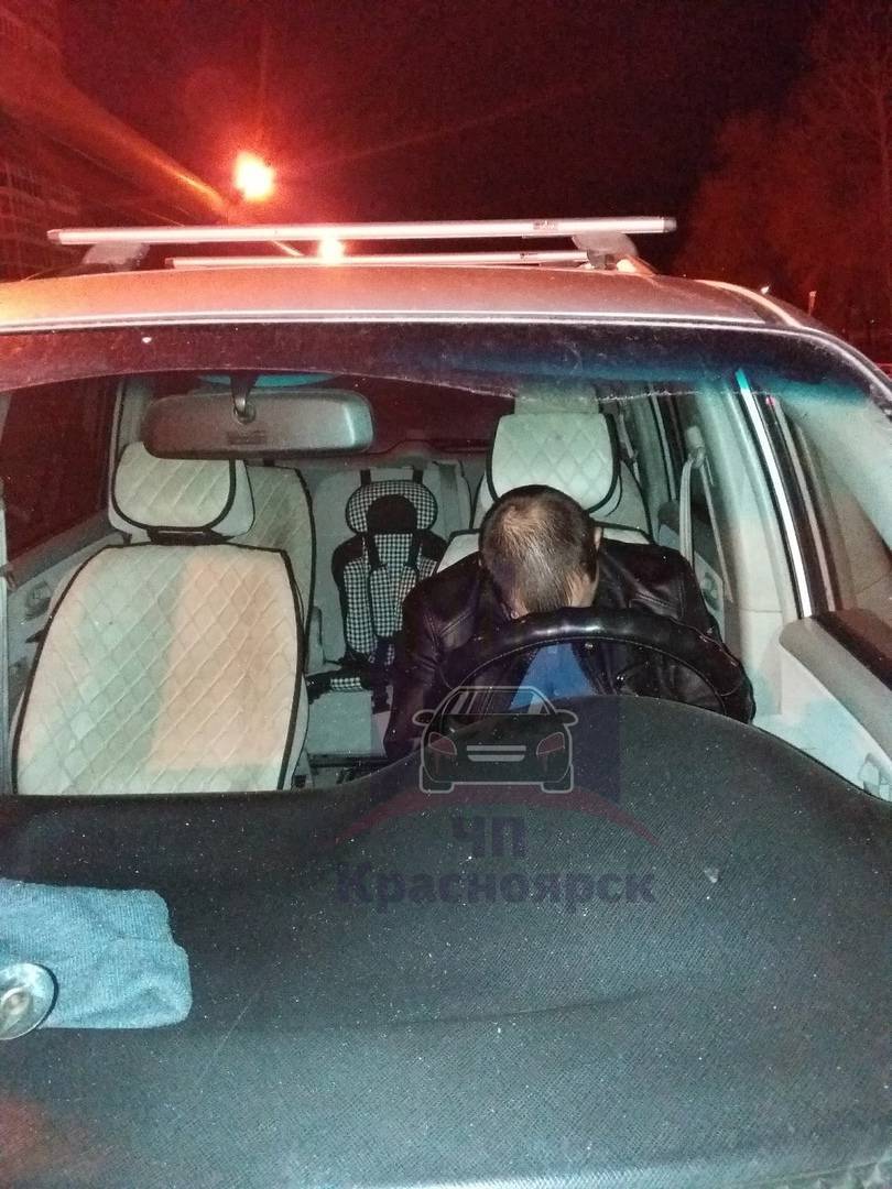 В Красноярске пьяный водитель уснул за рулем посреди дороги