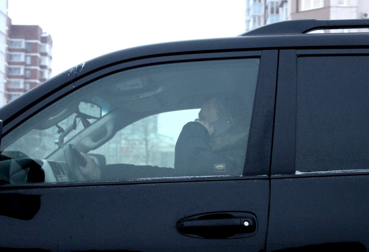В Красноярске наказано с начала года 660 водителей за разговоры по телефону за рулём