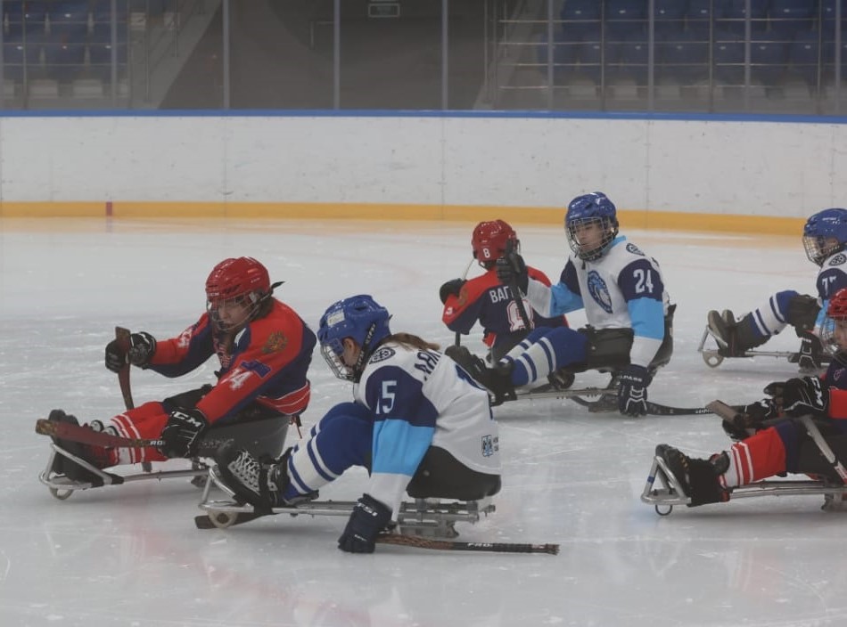 В Красноярске проходит межрегиональный турнир по следж-хоккею