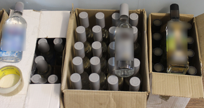 В Красноярском крае пресекли перевозку 65 литров контрафактного алкоголя