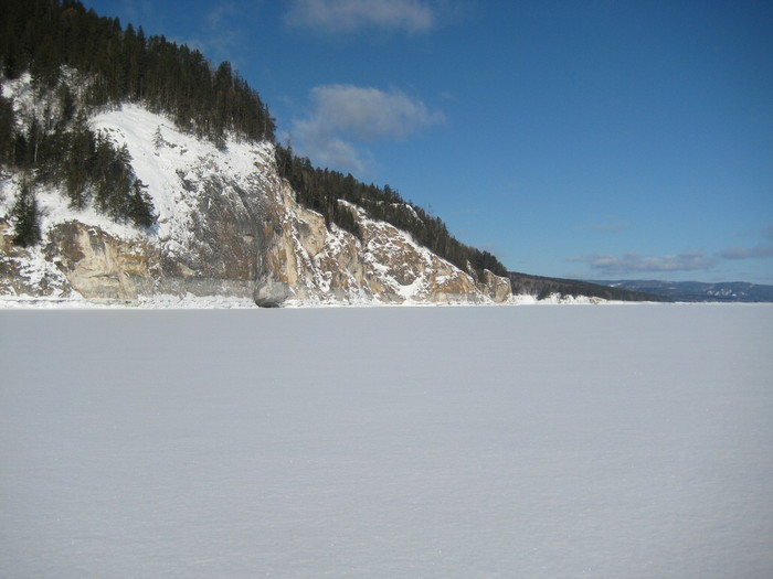 На Красноярском водохранилище рыбаки провалились под лед