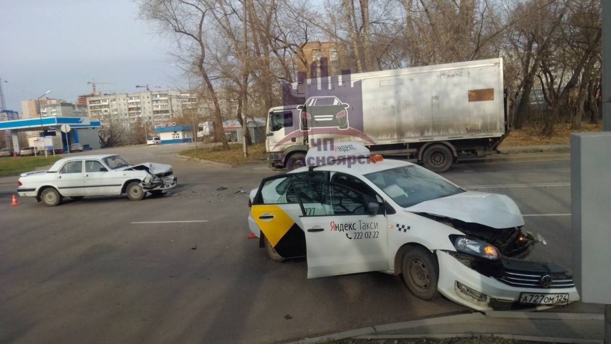 В Красноярске пьяный водитель «Волги» врезался в такси