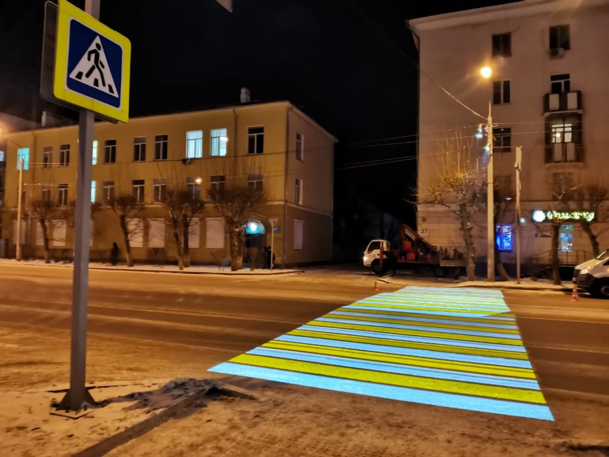 В Красноярске появился первый проекционный пешеходный переход