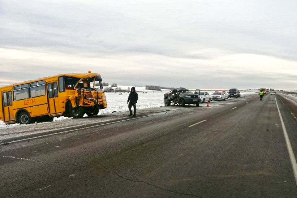 Под Красноярском в аварии со школьным автобусом погиб пассажир внедорожника