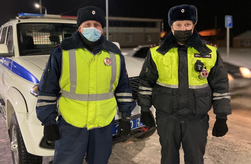 В Красноярском крае госавтоинспекторы не дали замерзнуть сразу двум водителям
