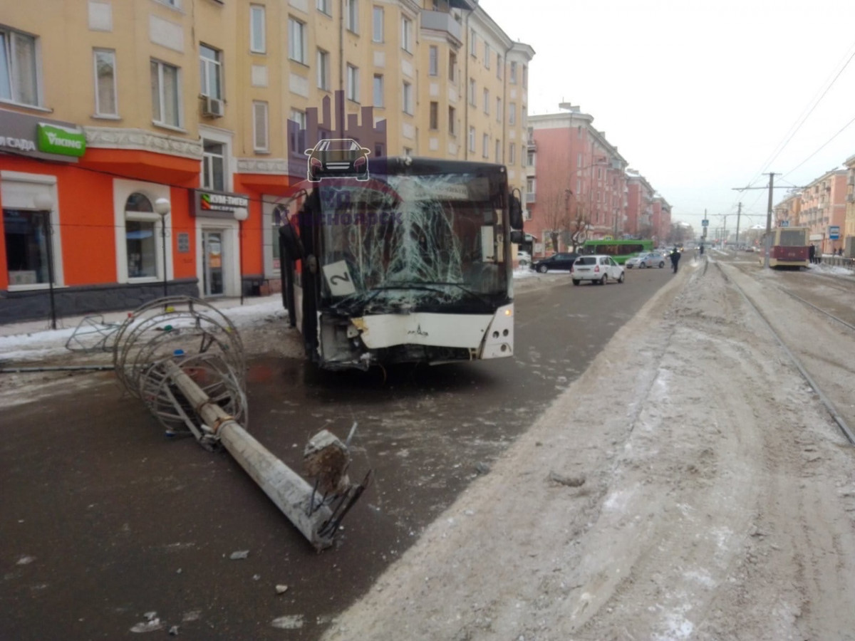 На правобережье Красноярска автобус снес ограждение и столб