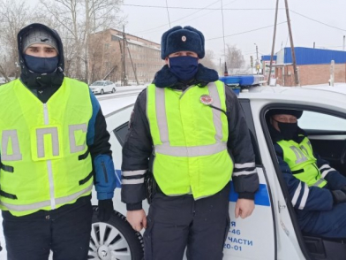 Под Красноярском полицейские помогли водителю со сломанной печкой в машине. Фото: 24мвд.ру