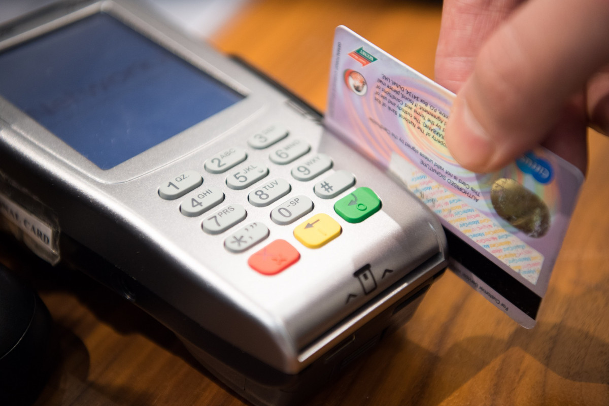 В Красноярске таксист воспользовался банковской картой забывчивого клиента