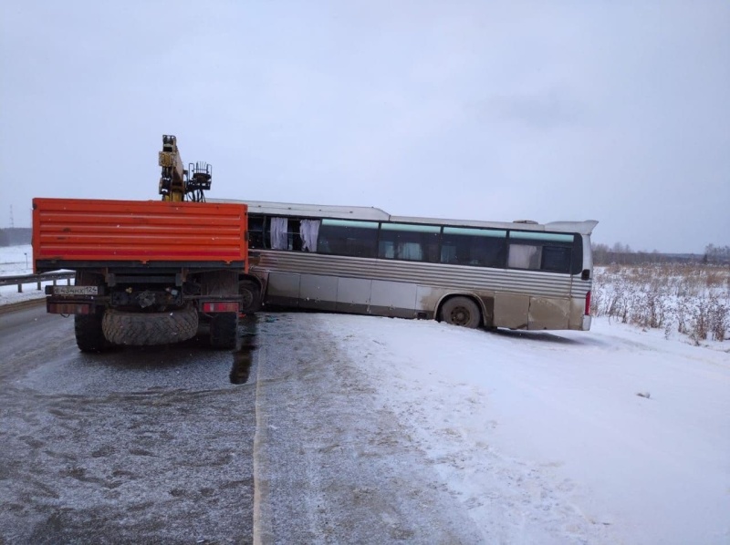 В Красноярском крае 2 человека пострадали в ДТП с автобусом