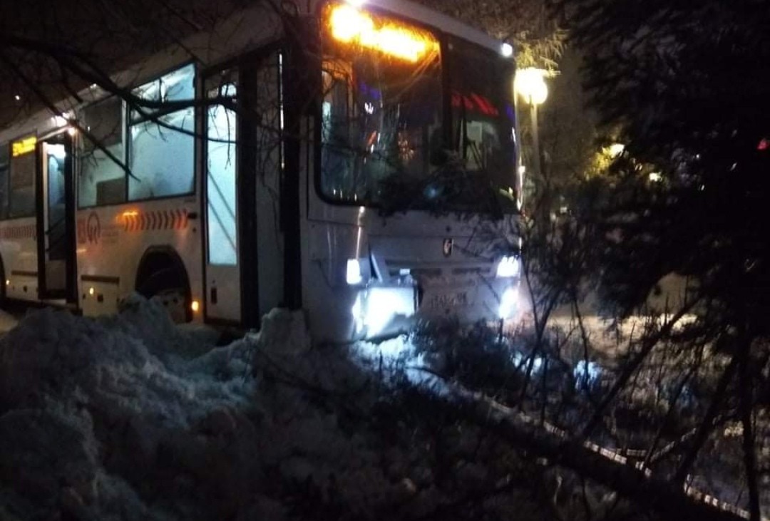 «Пассажиры выпрыгивали прямо на ходу!»: в Красноярске водитель маршрутки потерял сознание 
