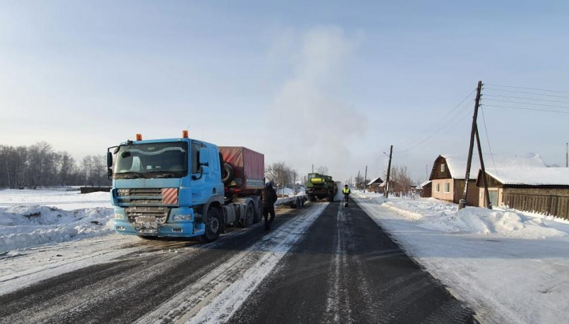 На трассе под Красноярском полицейские три дня вытаскивали грузовик дальнобойщика из кювета