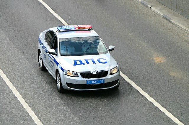 Полиция в Красноярском крае поймала пьяного водителя-рецидивиста при попытке сбежать в лес: видео погони