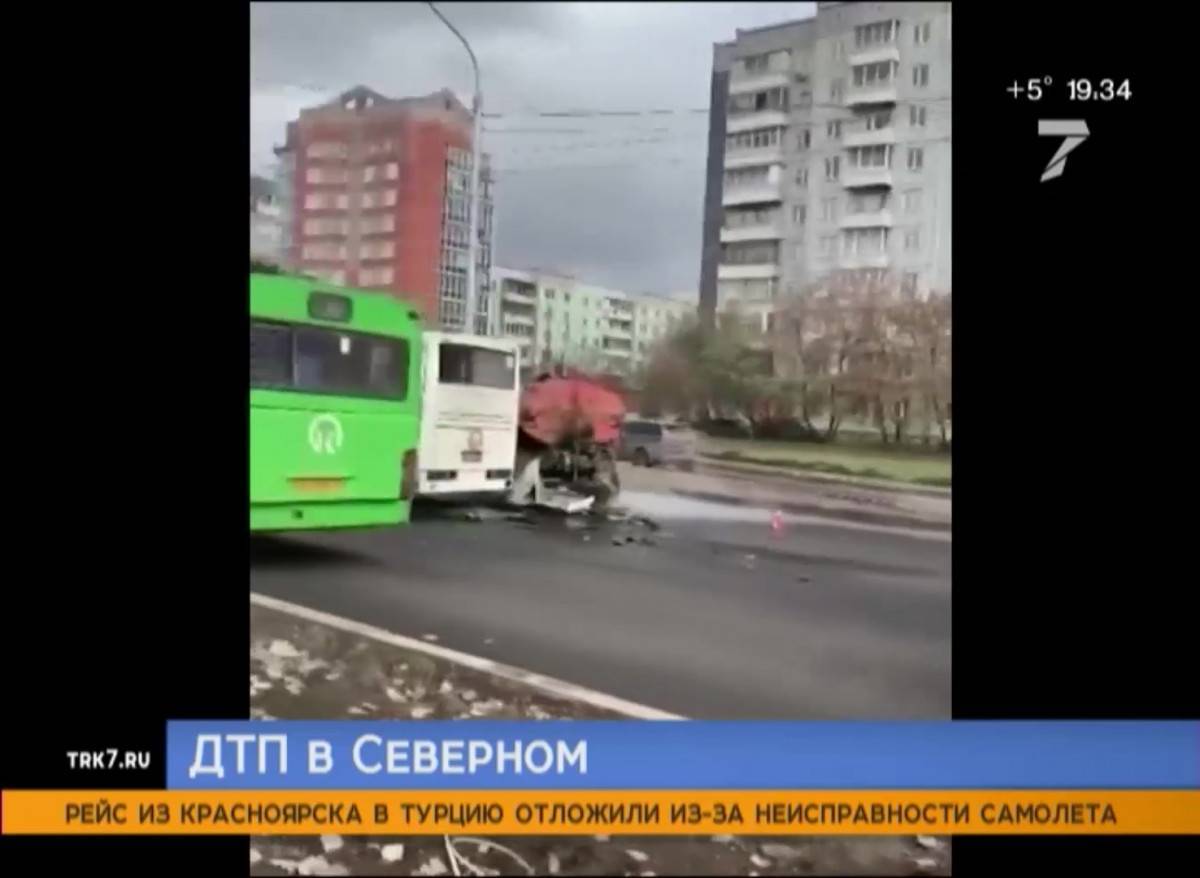 В Красноярске автобус врезался в машину дорожных рабочих