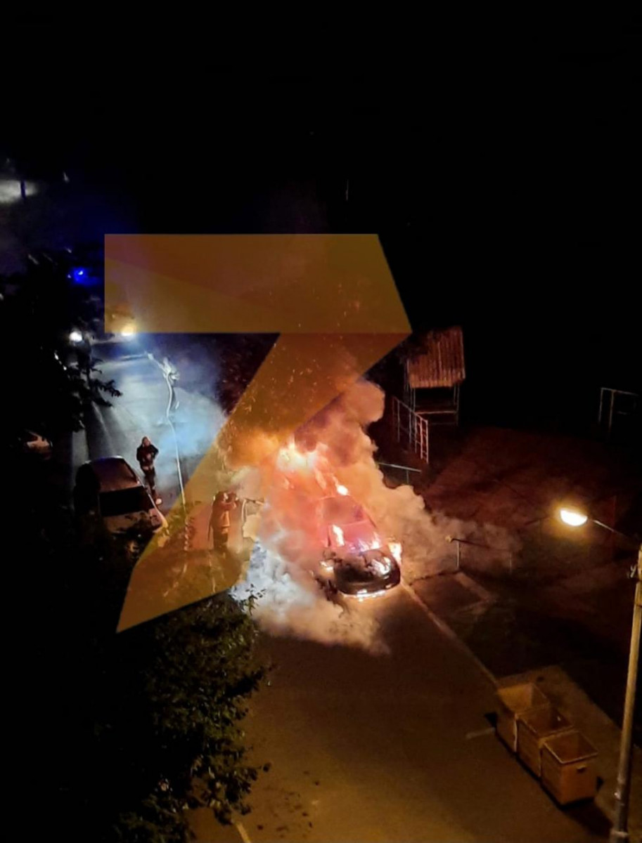 В Красноярске ночью подожгли автомобиль во дворе на улице Шевченко