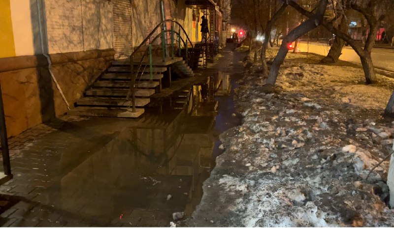 В центре Красноярска тротуары тонут в воде 