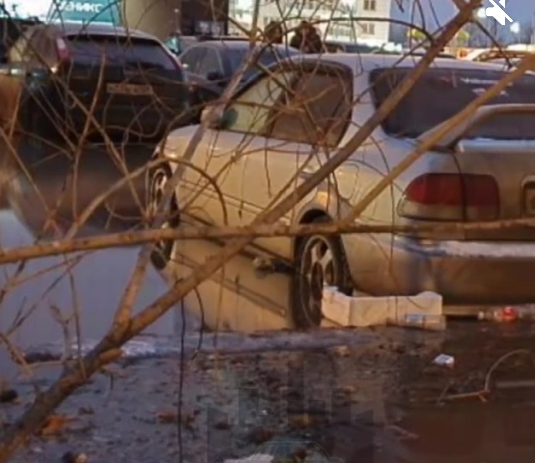 В Красноярске из-за коммунальной аварии залило парковку с автомобилями