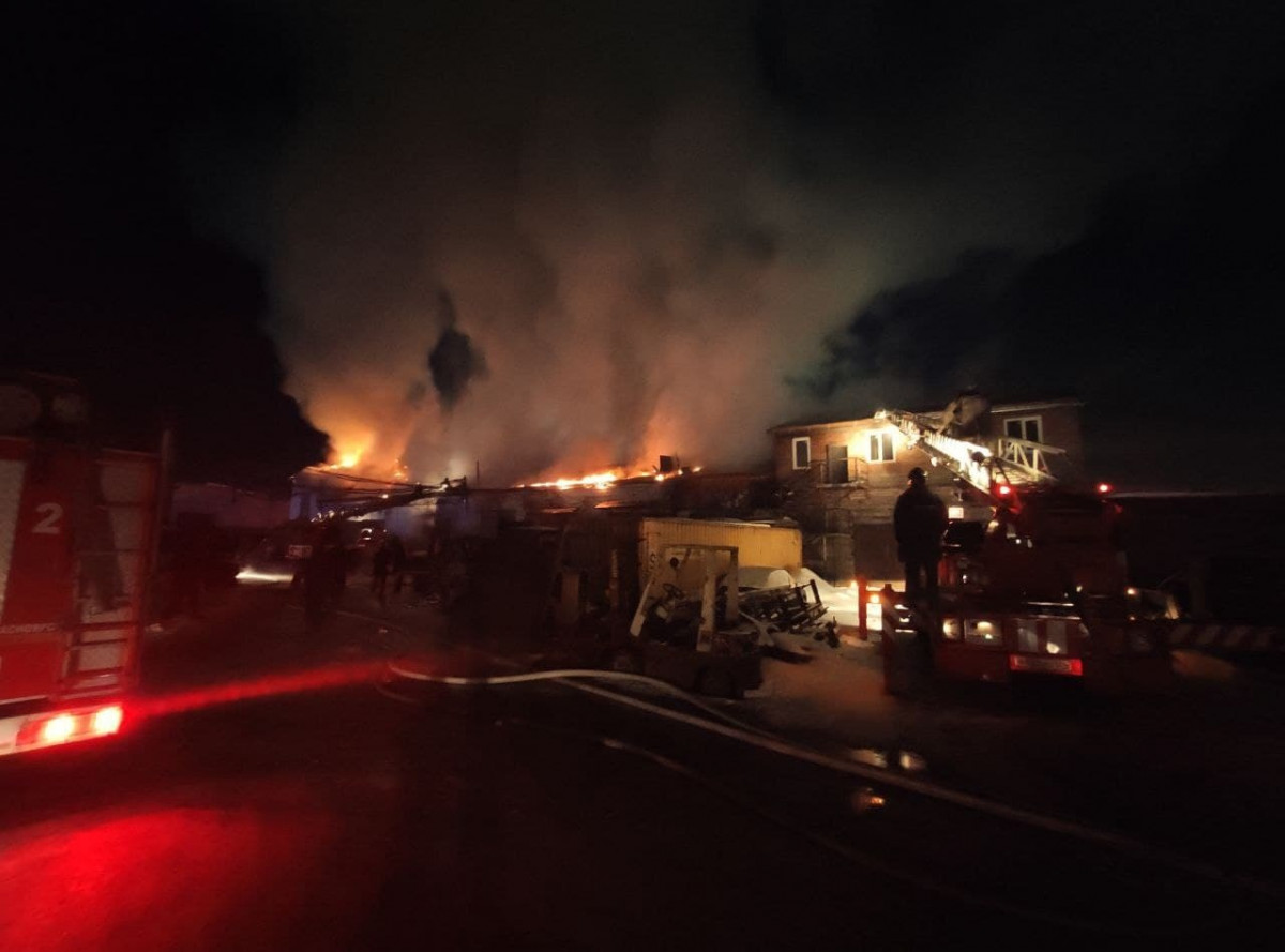 В Красноярске на улице Монтажников сгорел производственный корпус