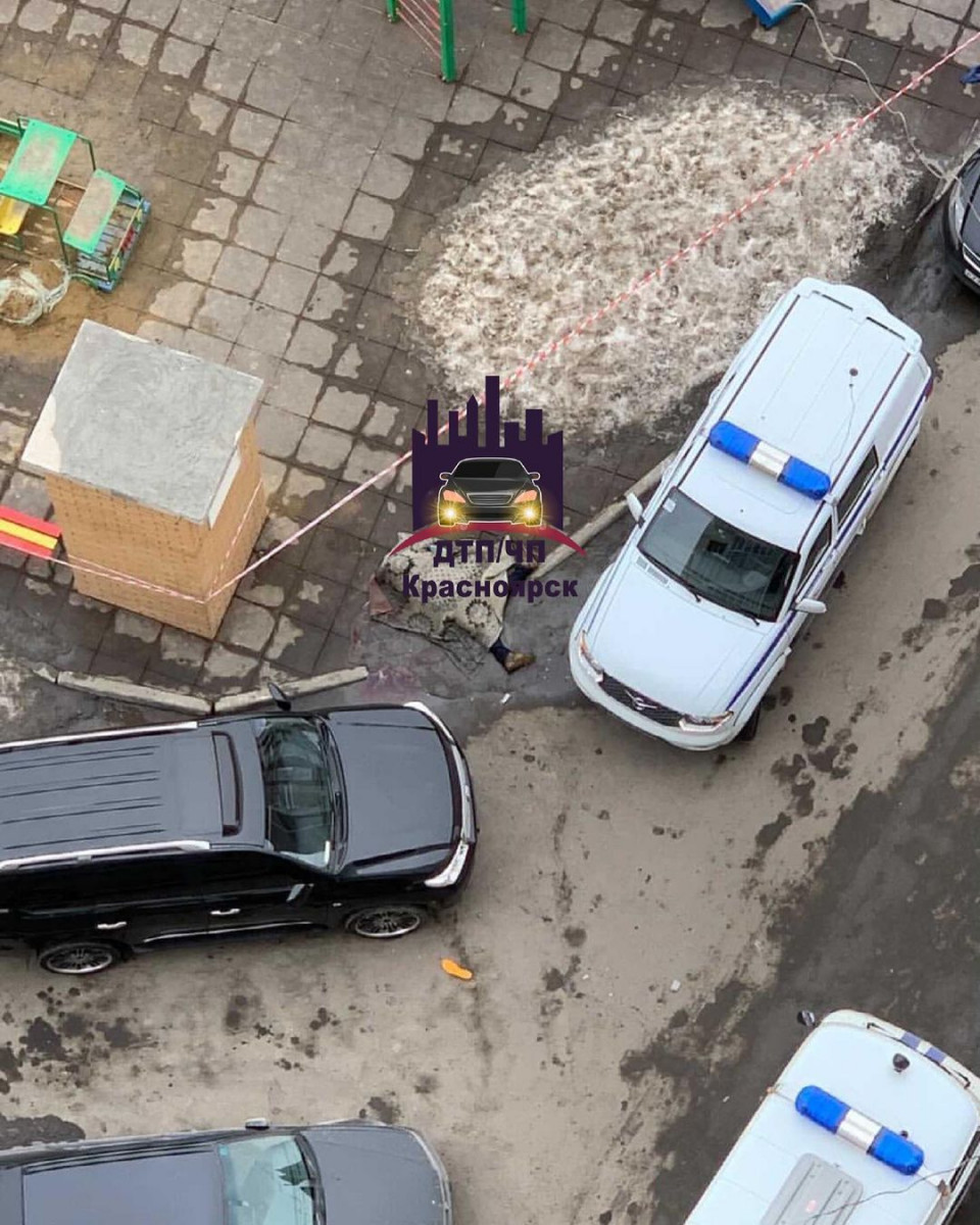 В Зеленой Роще Красноярска молодой мужчина выпал с 25 этажа