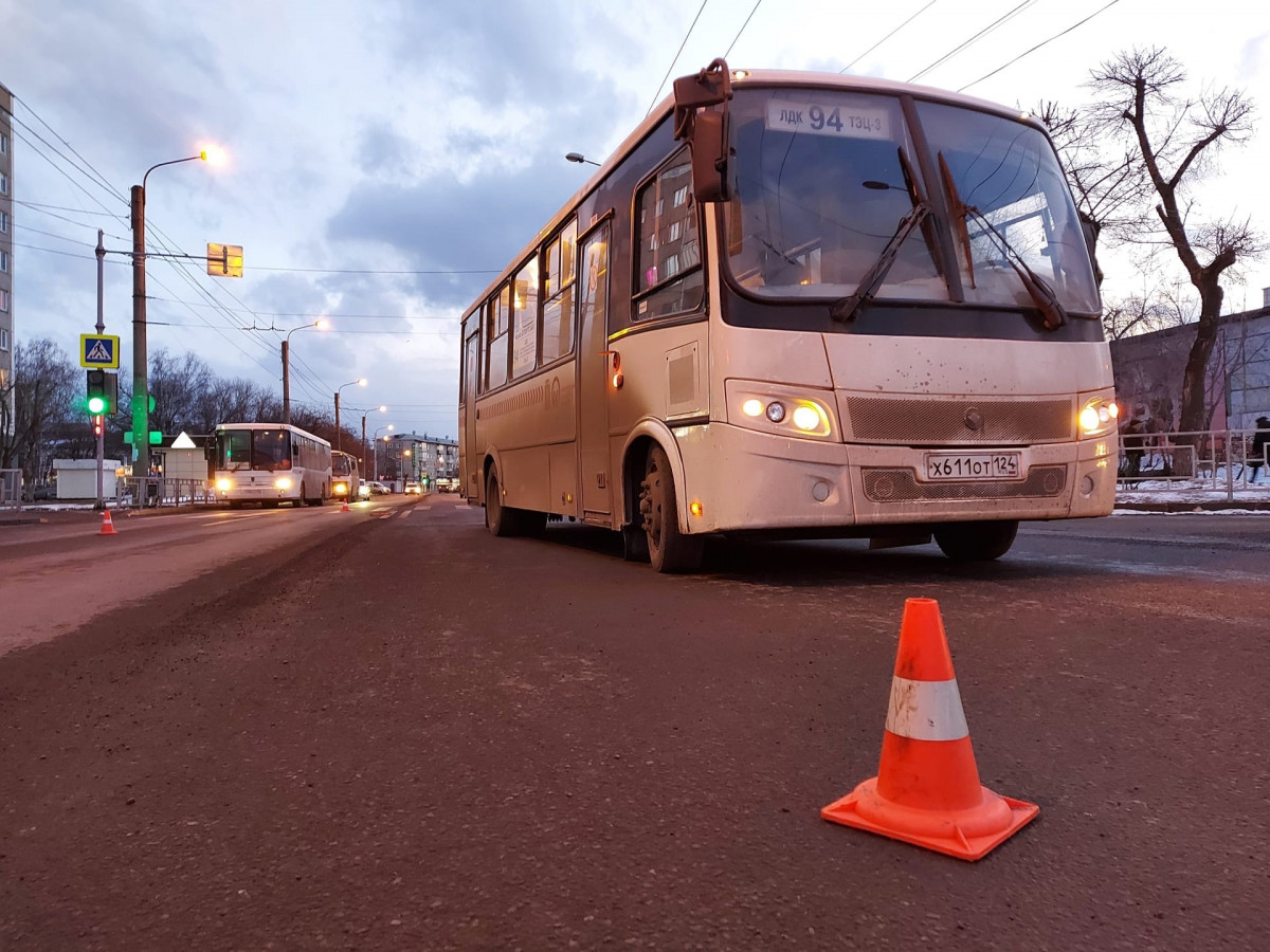 В Красноярске маршрутка проехала на красный светофор и сбила 10-летнего мальчика