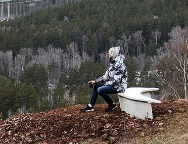 В красноярском эко-парке появились «космические» скамейки. Фото: admkrsk.ru