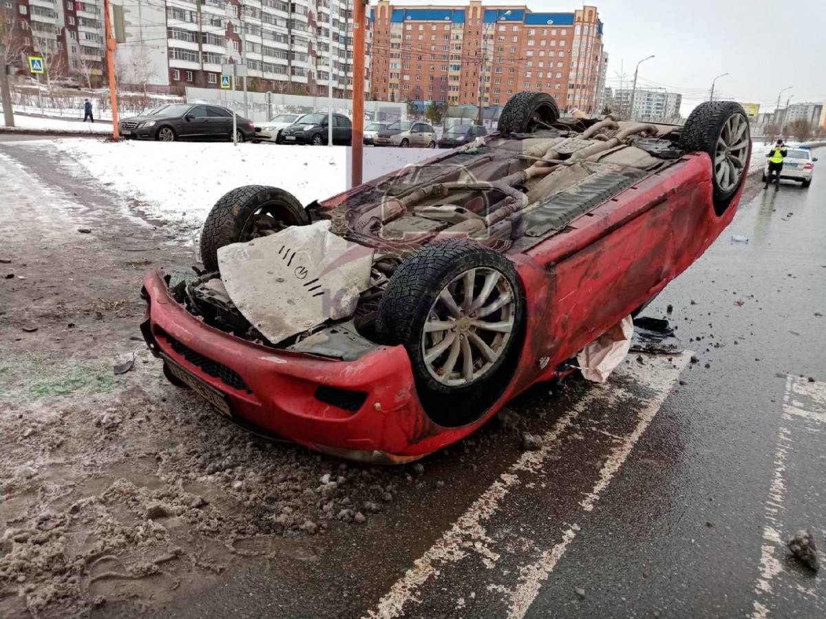В Красноярске водитель на красном «Инфинити» врезался в столб и перевернулся