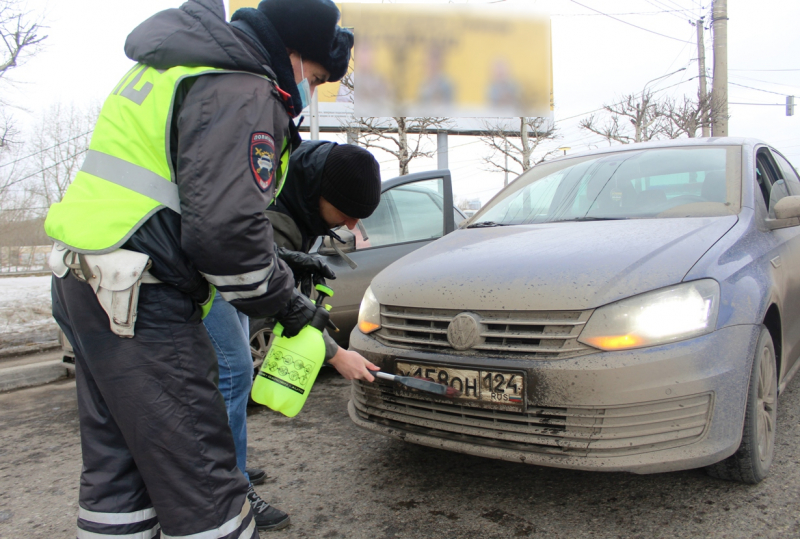 В Красноярске инспекторы ДПС весь день помогали автомобилистам отмывать госномера 