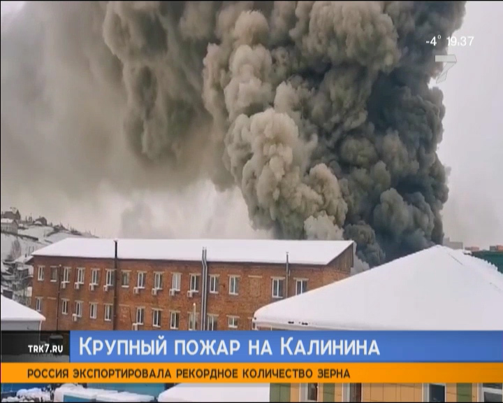 Крупный пожар на складе автозапчастей в Красноярске - есть жертвы, огонь тушат уже 10 часов