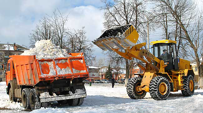 С дорог Красноярска вывезли 452 КАМАЗа снега