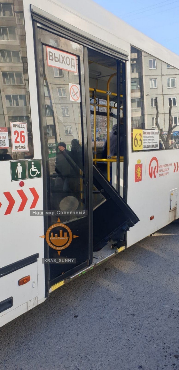 В Красноярске пассажиры пожаловались на автобус с отвалившейся дверью
