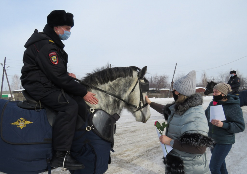 В Канске полицейские на лошадях поздравляли женщин 3.jpg