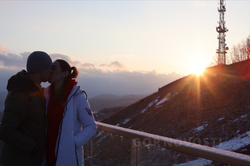 Красноярцы делают первые фотографии на новой смотровой площадке.jpg Красноярцы делают первые фотографии на новой смотровой площадке.jpg