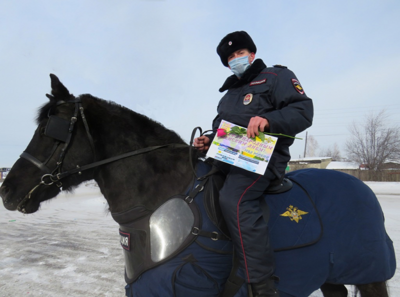 В Канске полицейские на лошадях поздравляли женщин 1.jpg