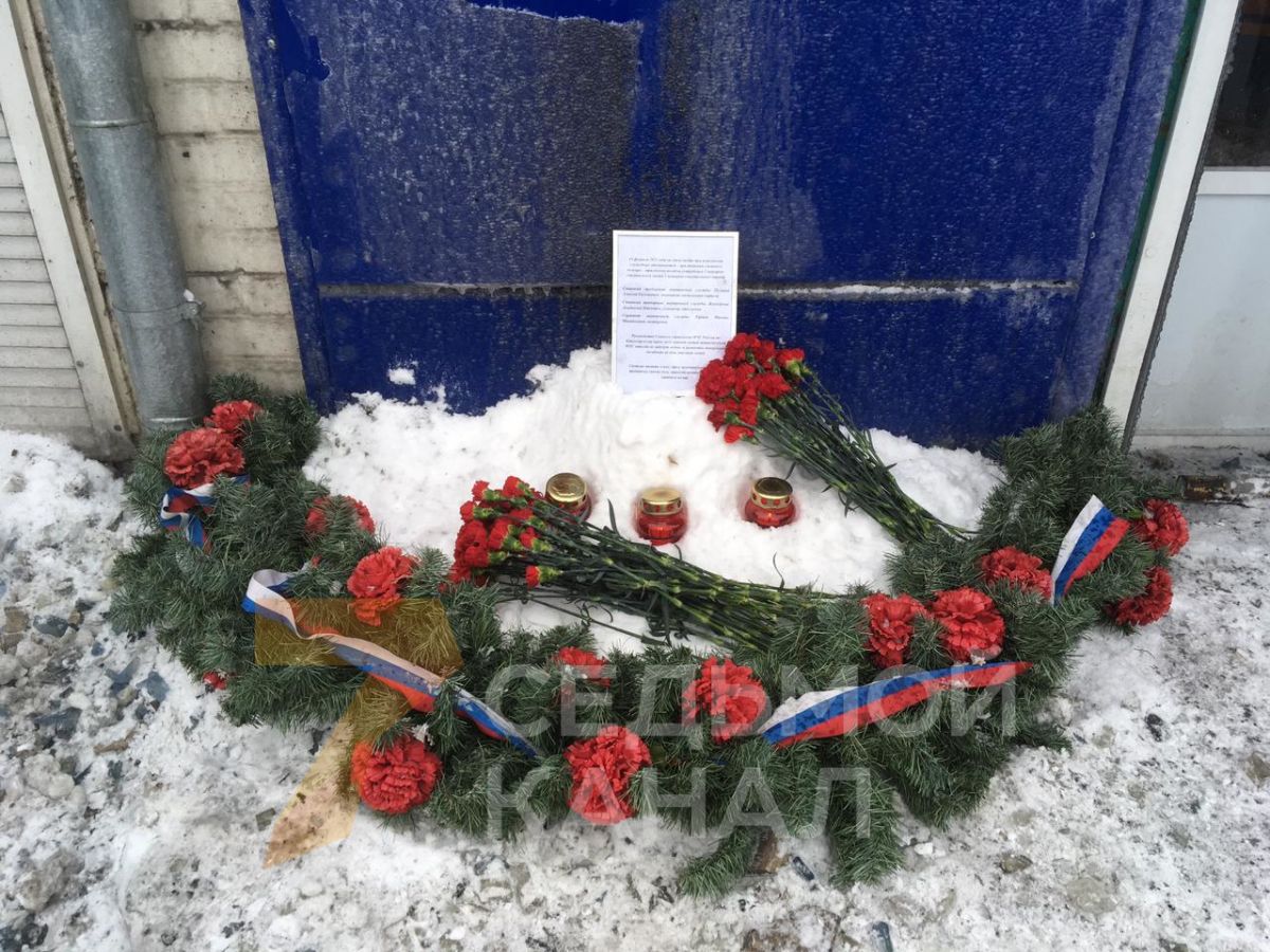 На месте гибели красноярских пожарных появились цветы.jpg