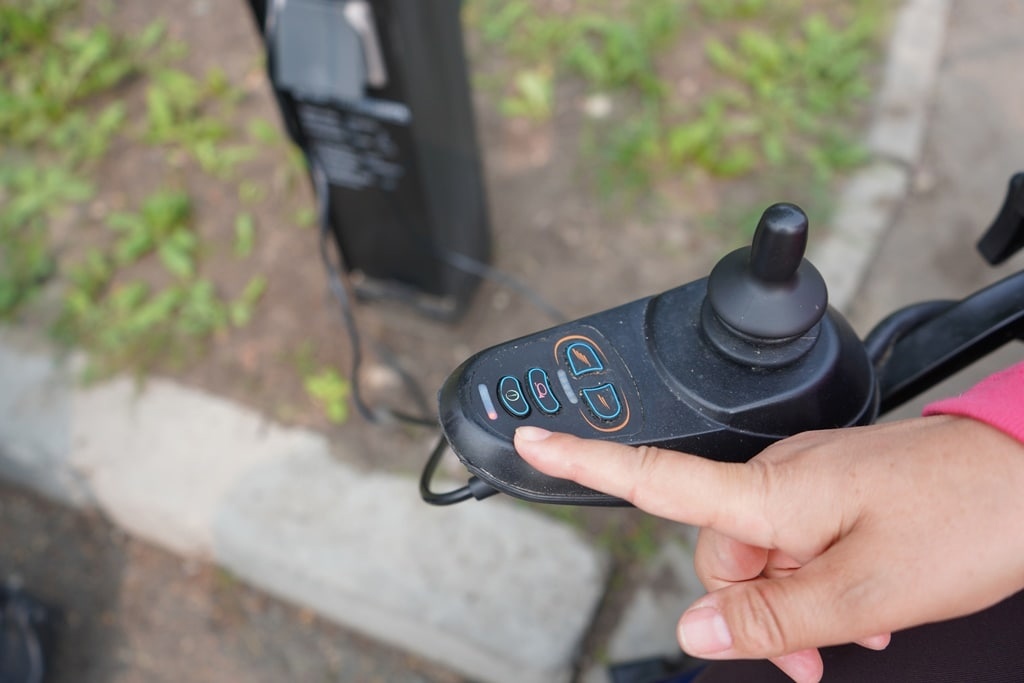 В Красноярске появилось 5 уличных зарядок для электрических инвалидных колясок.jpg В Красноярске появилось 5 уличных зарядок для электрических инвалидных колясок.jpg