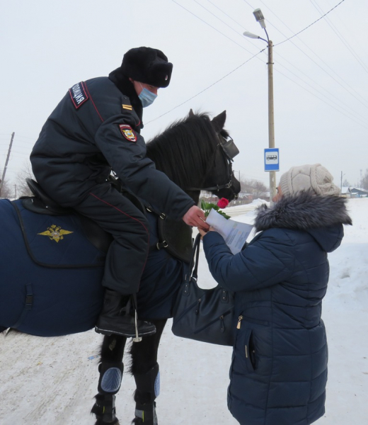 В Канске полицейские на лошадях поздравляли женщин 2.jpg