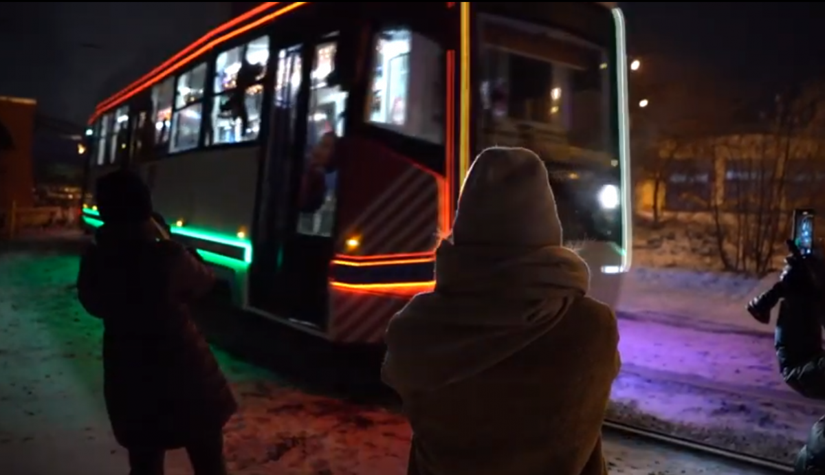 Новогодний трамвай отправился по Красноярску - 7 канал Красноярск. Фото: скриншот с видео admkrsk.ru Новогодний трамвай 7 канал Красноярск.png