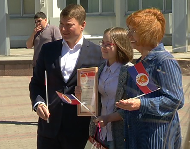 Елизавета Кошелева юная художница создатель детского флага Красноярска.png Елизавета Кошелева юная художница создатель детского флага Красноярска.png