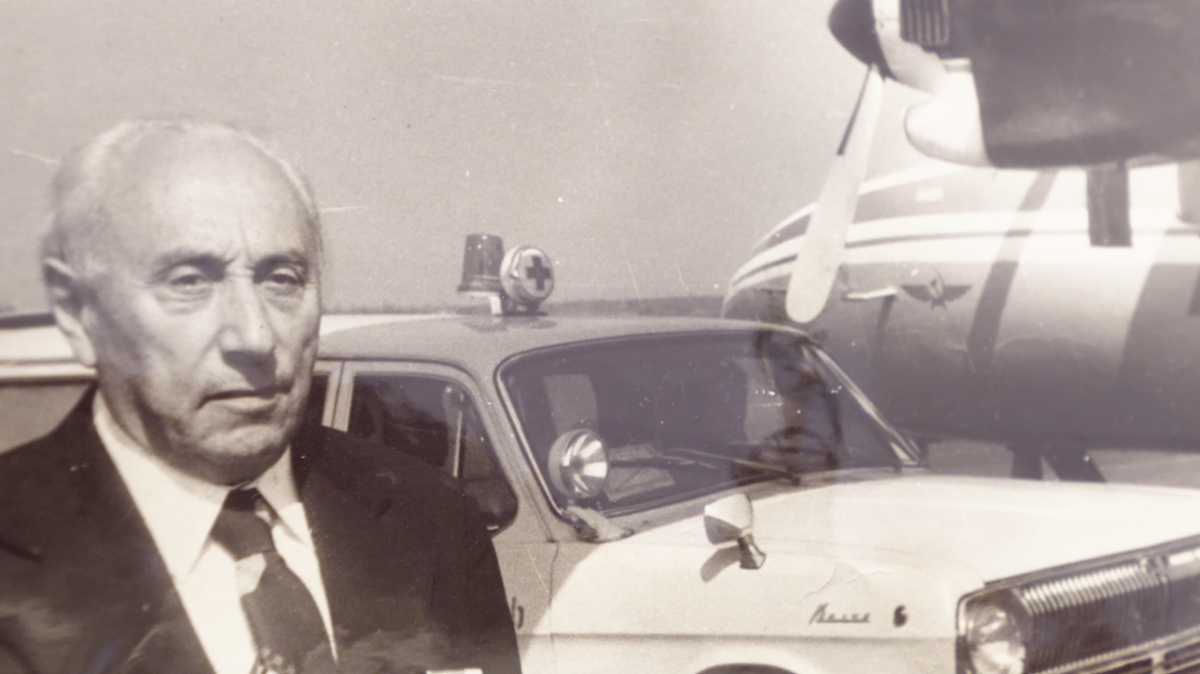 Медбат 7 - Аронов у самолёта.png Медбат 7 - Аронов у самолёта.png